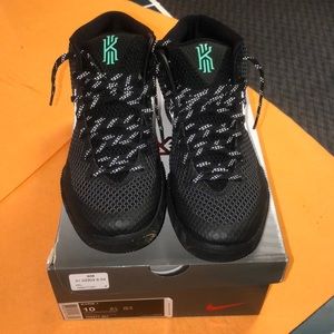 Kyrie 1s Nike men’s Size 10